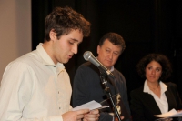 Uno studente del Collegio del Mondo Unito legge la motivazione Menzione Speciale del Premio Unione Latina per il documentario argentino “Cine, dioses y billetes” di Lucas Brunetto